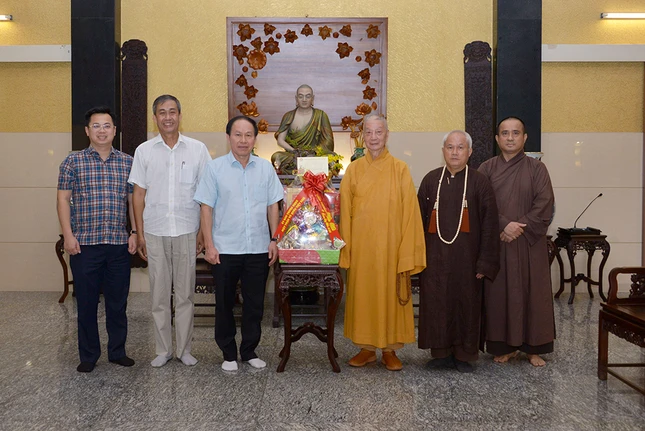 Phái đoàn đến chùa Huê Nghiêm thăm và chúc Tết Đức Pháp chủ GHPGVN