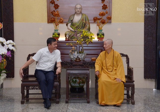 Trưởng lão Hòa thượng Thích Trí Quảng tiếp thân mật Giám đốc Công an TP.HCM Lê Hồng Nam