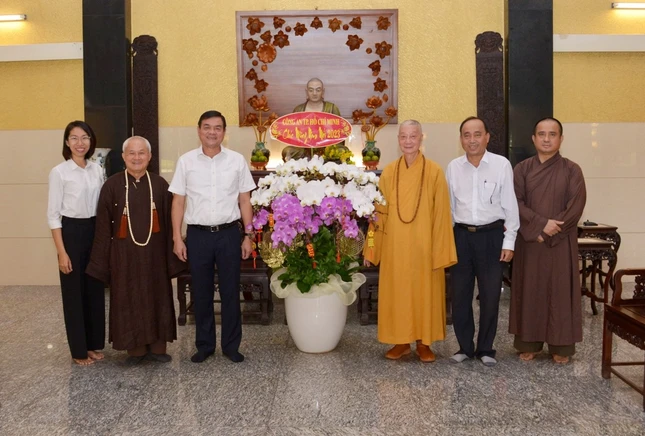 Tặng hoa chúc mừng năm mới đến Đức Pháp chủ GHPGVN