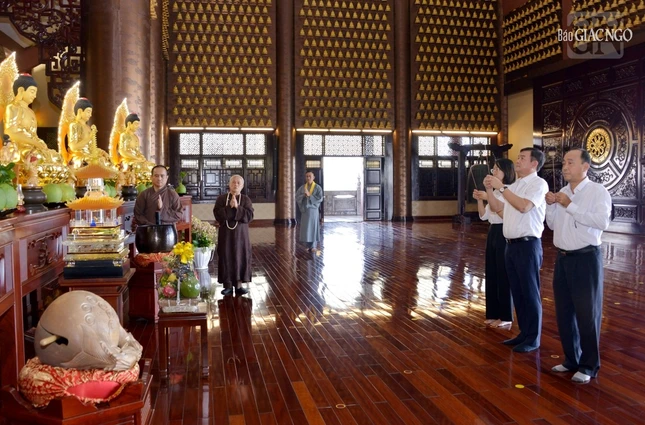 Phái đoàn dâng hương tại chánh điện chùa Huê Nghiêm