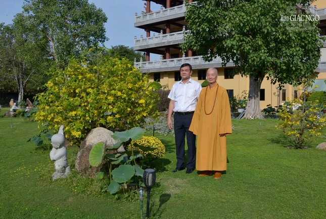 Trong vườn chùa Huê Nghiêm