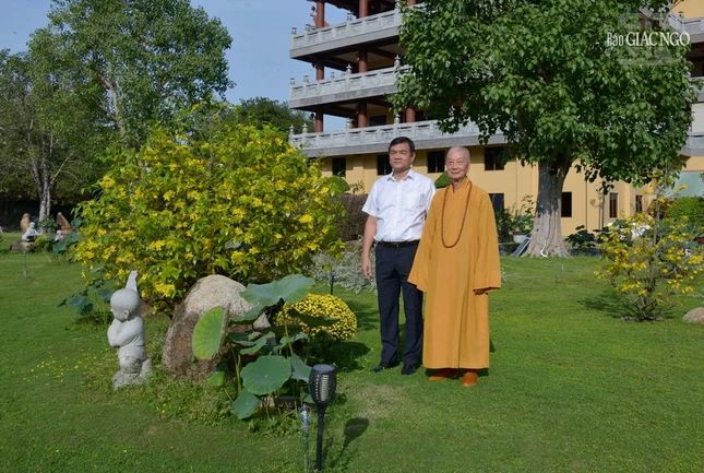 Trong vườn chùa Huê Nghiêm