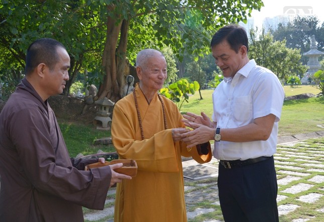 Trưởng lão Hòa thượng Pháp chủ với Thiếu tướng Lê Hồng Nam