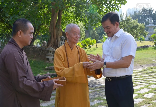 Trưởng lão Hòa thượng Pháp chủ với Thiếu tướng Lê Hồng Nam