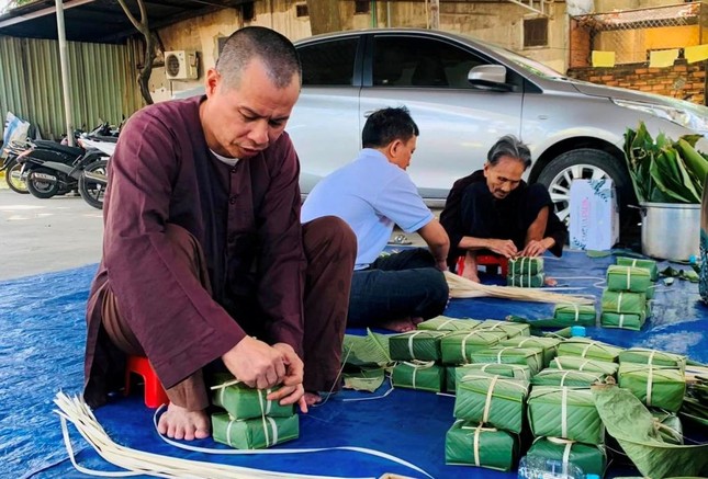 Thượng tọa Thích Trí Minh cùng Phật tử chùa Phúc Lâm gói bánh cho người nghèo ăn Tết