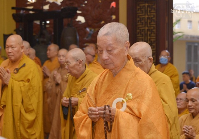 Đức Pháp chủ GHPGVN dâng hương tưởng niệm Đại lão Hòa thượng Thích Thiện Hòa, vị cao tăng của Phật giáo Việt Nam có công đức rất to lớn trong việc chấn hưng Phật giáo, đào tạo Tăng tài