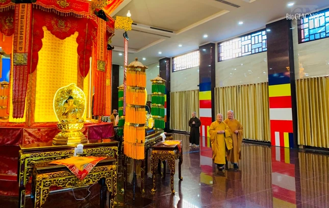 Hòa thượng Chủ tịch Hội đồng Trị sự thăm Việt Nam Quốc Tự Hòa thượng Chủ tịch Hội đồng Trị sự thăm Việt Nam Quốc Tự