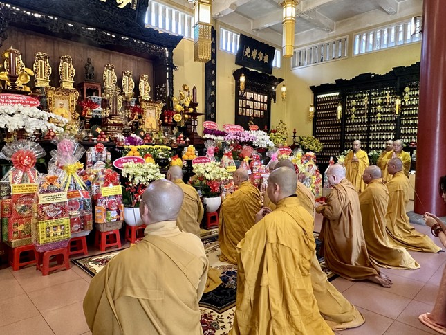 Hòa thượng Chủ tịch Hội đồng Trị sự và phái đoàn lễ Tổ tại chùa Ấn Quang - Ảnh: HT