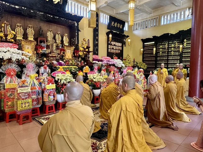 Hòa thượng Chủ tịch Hội đồng Trị sự và phái đoàn lễ Tổ tại chùa Ấn Quang - Ảnh: HT Hòa thượng Chủ tịch Hội đồng Trị sự và phái đoàn lễ Tổ tại chùa Ấn Quang - Ảnh: HT