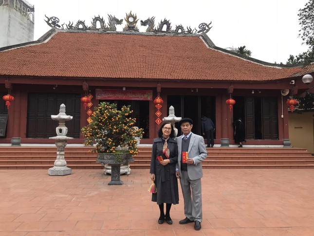 Nhà báo lão thành Nguyễn Thế Nghiệp đến chùa lễ Phật nhận lộc ngày đầu năm