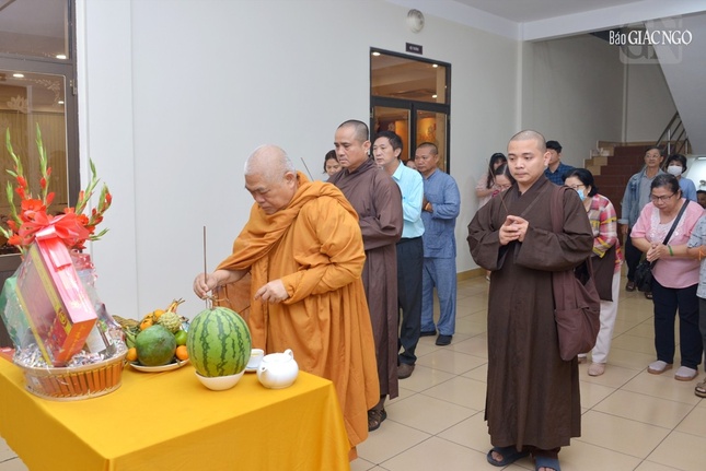 Hòa thượng Cố vấn và quý Thầy, nhân viên thắp hương đầu năm