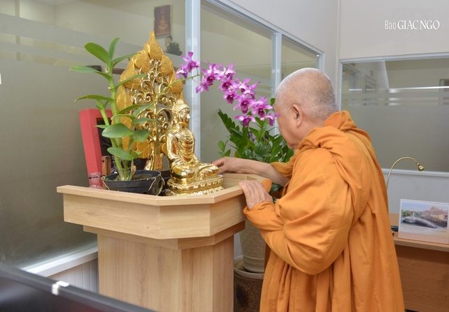 Dâng trầm nơi Phật tượng ở phòng Nội dung