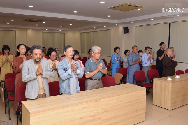 Cung kính đón nhận lời dạy đầu năm của Hòa thượng