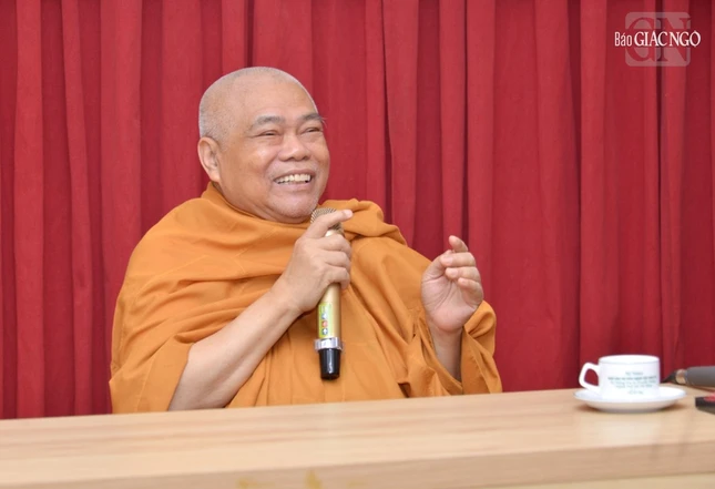 Hòa thượng hoan hỷ đọc thơ tặng Thượng tọa Tổng Biên tập và nhân viên