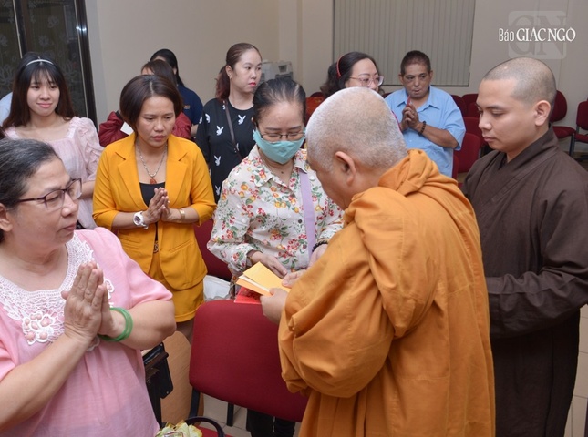 Hòa thượng Cố vấn phát lộc đến mọi người