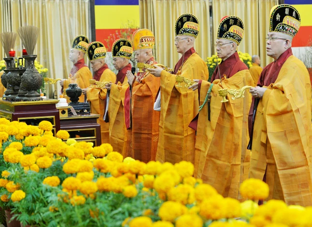 Hòa thượng Thích Lệ Trang cùng chư vị đàn chủ thực hiện nghi thức sái tịnh - Ảnh: Trần Thế Phong