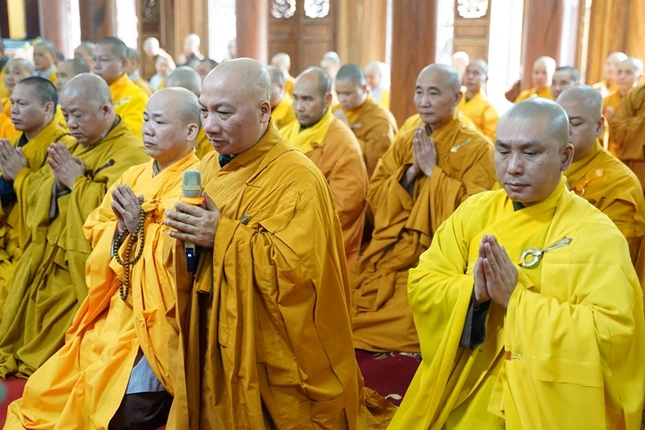 Thượng tọa Thích Chiếu Tuệ đại diện tác bạch khánh tuế chư vị giáo phẩm sơn môn