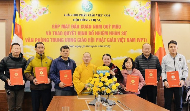 Thượng toạ Chánh Văn phòng Trung ương GHPGVN trao quyết định đến các cư sĩ Thượng toạ Chánh Văn phòng Trung ương GHPGVN trao quyết định đến các cư sĩ