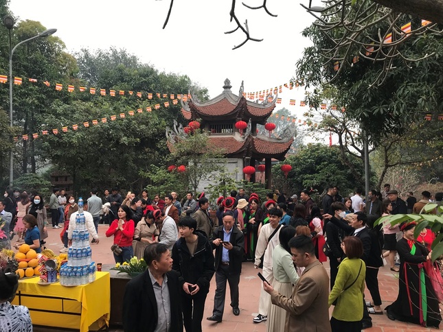 Đông đảo người dân đến chùa Hồng Ân