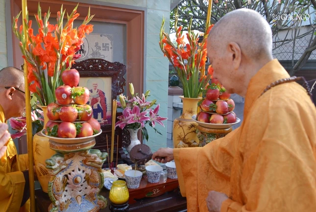 Trưởng lão Hòa thượng Thích Trí Quảng, Pháp chủ GHPGVN quang lâm tổ đình Long Quang (H.Hóc Môn) dâng hương tưởng niệm 50 năm ngày Đại lão Hòa thượng Thích Đạt Thanh (1877-1973), Pháp chủ Giáo hội Tăng-già Nam Việt viên tịch vào sáng ngày 3-2