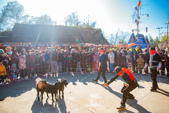 Du khách hào hứng tham gia trò chơi dân gian tại Lễ hội Khèn hoa 2023