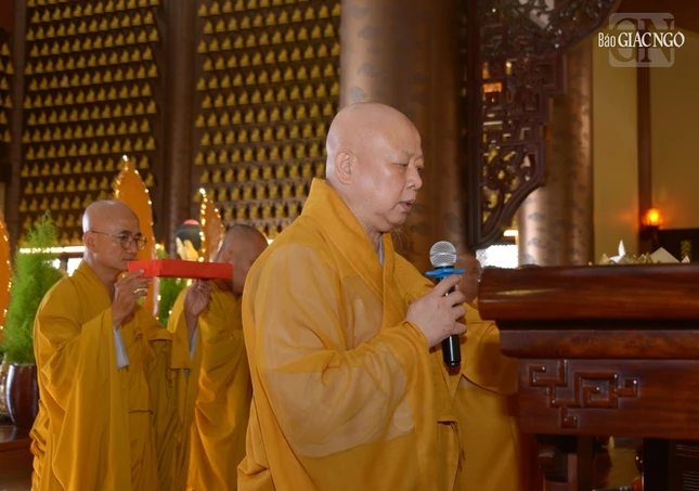 Hòa thượng Thích Lệ Trang tuyên sớ