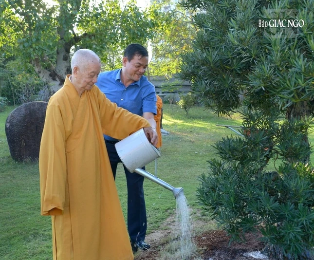 Trưởng lão Hòa thượng Thích Trí Quảng và Thiếu tướng Lê Hồng Nam Trưởng lão Hòa thượng Thích Trí Quảng và Thiếu tướng Lê Hồng Nam