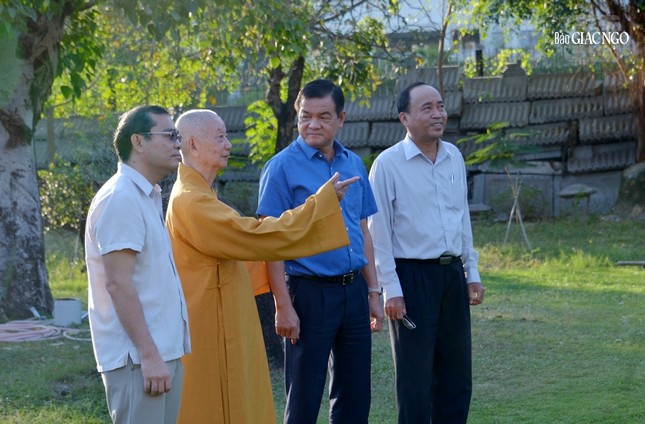 Trưởng lão Hòa thượng Thích Trí Quảng cùng các vị lãnh đạo Công an TP.HCM Trưởng lão Hòa thượng Thích Trí Quảng cùng các vị lãnh đạo Công an TP.HCM