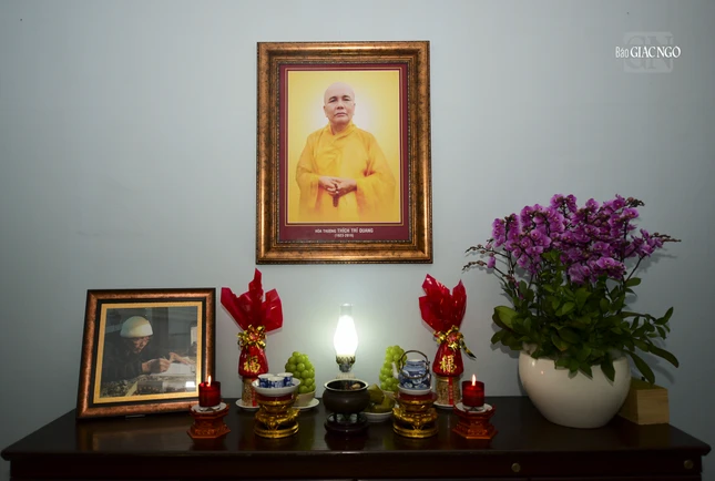 Hương án Trưởng lão Hòa thượng Thích Trí Quang tại liêu phòng Hương án Trưởng lão Hòa thượng Thích Trí Quang tại liêu phòng