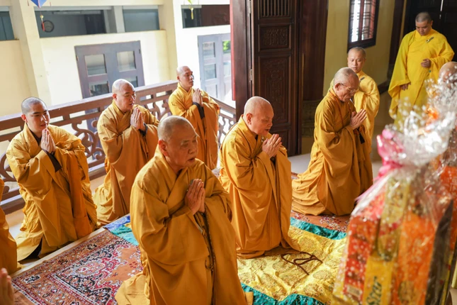 Hòa thượng Chủ tịch cùng chư vị Phó Chủ tịch Hội đồng Trị sự, Văn phòng II TƯGH đảnh lễ tưởng niệm - Ảnh: Công Minh PSO Hòa thượng Chủ tịch cùng chư vị Phó Chủ tịch Hội đồng Trị sự, Văn phòng II TƯGH đảnh lễ tưởng niệm - Ảnh: Công Minh PSO