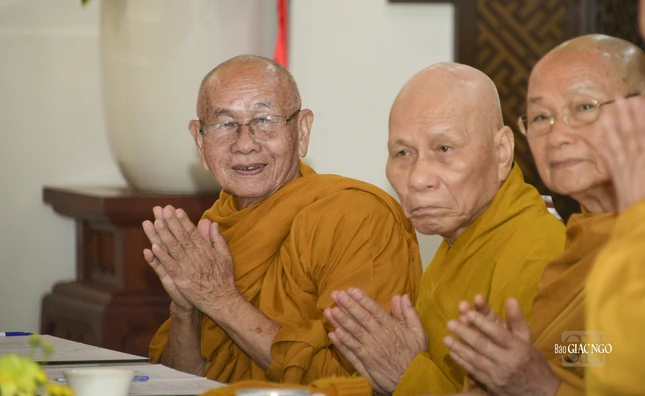 Chư Trưởng lão đồng thuận trước các ý kiến Chư Trưởng lão đồng thuận trước các ý kiến