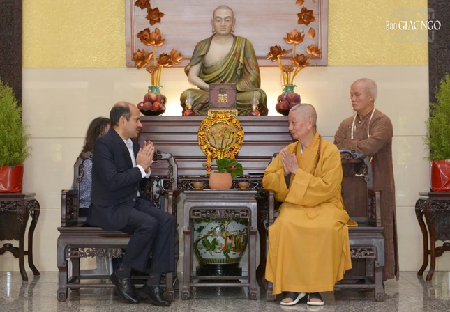 Đức Pháp chủ GHPGVN tiếp thân mật tân Đại sứ đặc mệnh toàn quyền Cộng hòa Ấn Độ tại Việt Nam vừa nhiệm sở