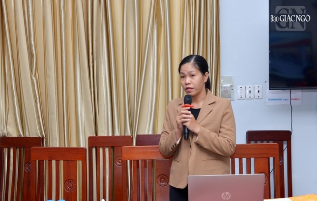 Tân Giám đốc Thư viện Trương Thị Ngọc Mai vừa được bổ nhiệm trình bày tại buổi họp