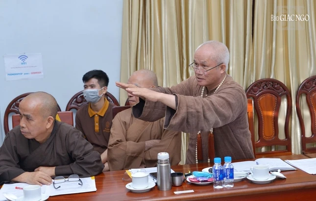 Thượng tọa Thích Giác Dũng, Trưởng khoa Luật học Phật giáo, Trợ lý Viện trưởng góp ý về thư viện tại buổi họp Thượng tọa Thích Giác Dũng, Trưởng khoa Luật học Phật giáo, Trợ lý Viện trưởng góp ý về thư viện tại buổi họp