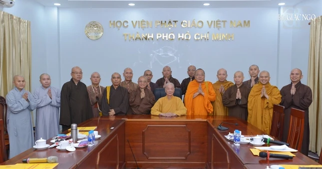 Các thành viên Hội đồng Điều hành, Văn phòng Học viện với Trưởng lão Hòa thượng Viện trưởng Các thành viên Hội đồng Điều hành, Văn phòng Học viện với Trưởng lão Hòa thượng Viện trưởng