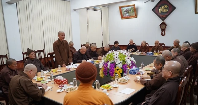 Thượng tọa Thích Đạo Phong báo cáo