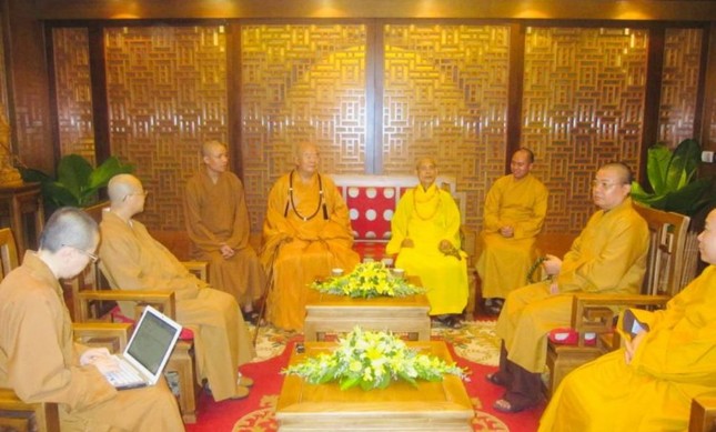 Đức Đệ tam Pháp chủ GHPGVN và chư tôn đức tiếp Đại lão Hòa thượng Tinh Vân