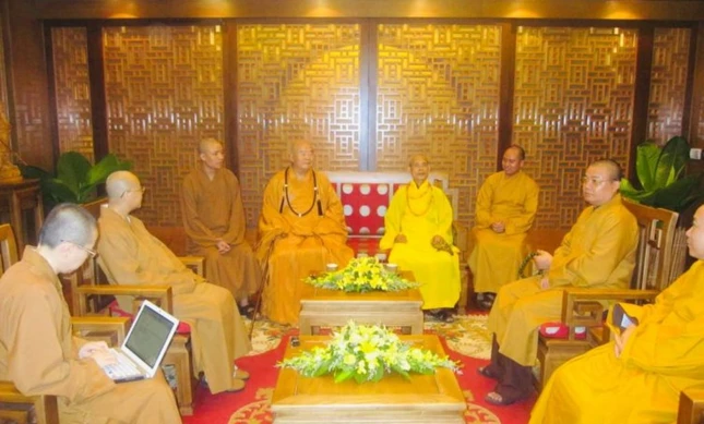 Đức Đệ tam Pháp chủ GHPGVN và chư tôn đức tiếp Đại lão Hòa thượng Tinh Vân