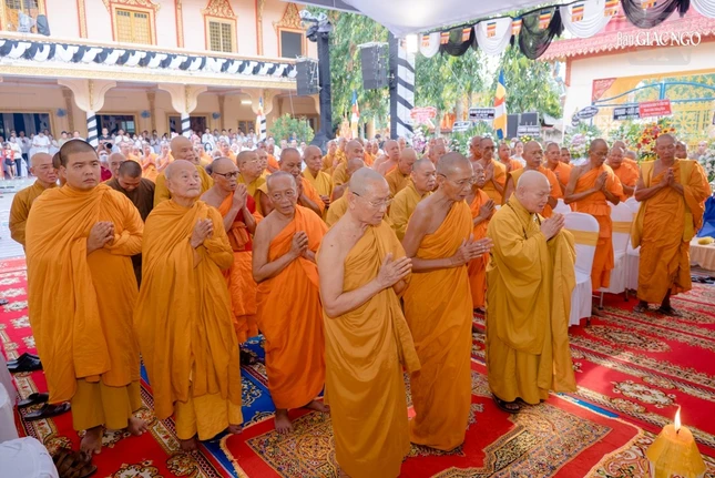 Chư vị giáo phẩm Hội đồng Chứng minh, Hội đồng Trị sự tham dự lễ tưởng niệm