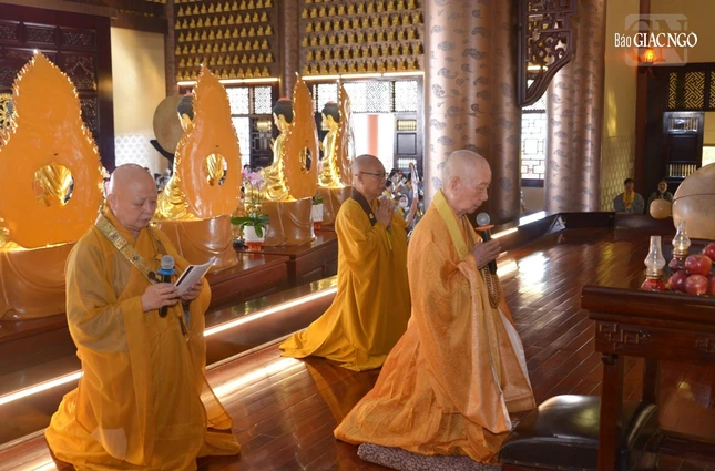 Trưởng lão Hòa thượng phương trượng chùa Huê Nghiêm hướng dẫn phát nguyện