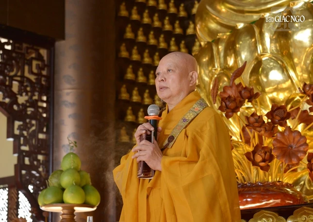 Hòa thượng Thích Lệ Trang thuyết giảng về ý nghĩa của Tam quy và lợi lạc của việc giữ gìn 5 giới căn bản của người Phật tử tại gia