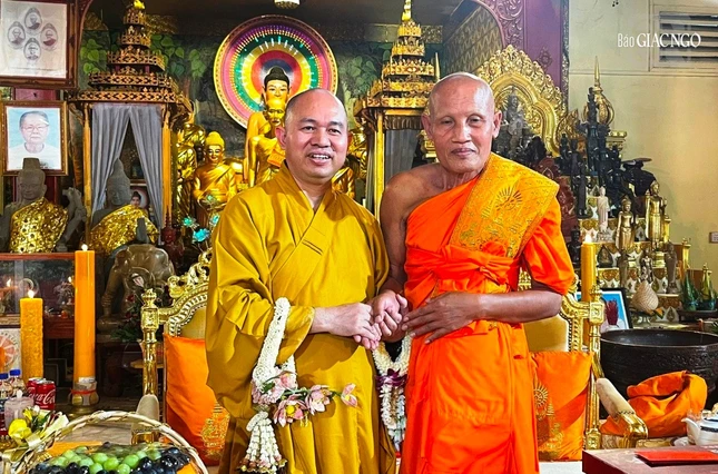 Thượng tọa Thích Đức Thiện với Trưởng lão Hòa thượng Somdech Preah Vannaratta Nay Chroek