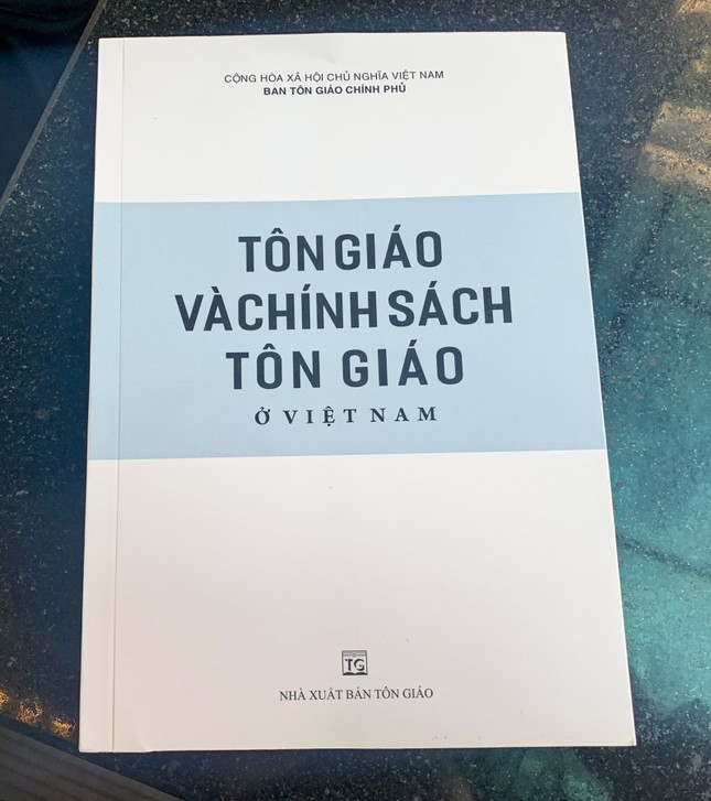 Sách trắng Tôn giáo và chính sách tôn giáo ở Việt Nam do Ban Tôn giáo Chính phủ công bố vào sáng 9-3 cho biết Phật giáo chiếm số lượng tín đồ đông nhất cả nước với hơn 14 triệu/26,5 triệu tín đồ tôn giáo tại nước ta - Ảnh: Quỳnh Trang Sách trắng Tôn giáo và chính sách tôn giáo ở Việt Nam do Ban Tôn giáo Chính phủ công bố vào sáng 9-3 cho biết Phật giáo chiếm số lượng tín đồ đông nhất cả nước với hơn 14 triệu/26,5 triệu tín đồ tôn giáo tại nước ta - Ảnh: Quỳnh Trang