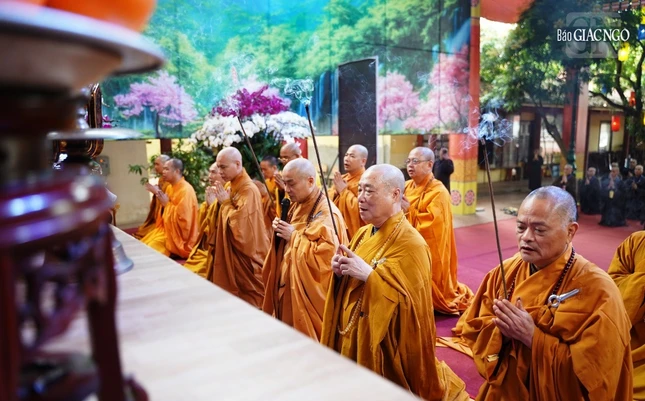 Ban Tổ chức bạch Phật