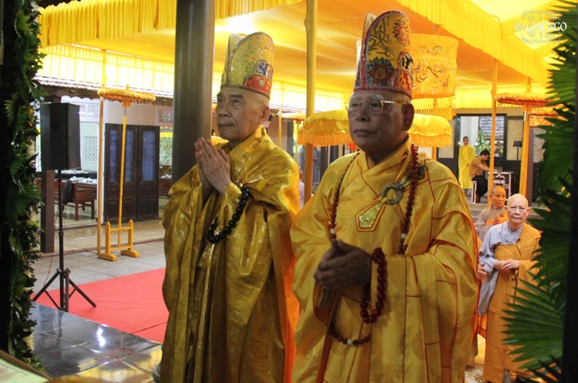 Chư vị Hòa thượng chấp lệnh