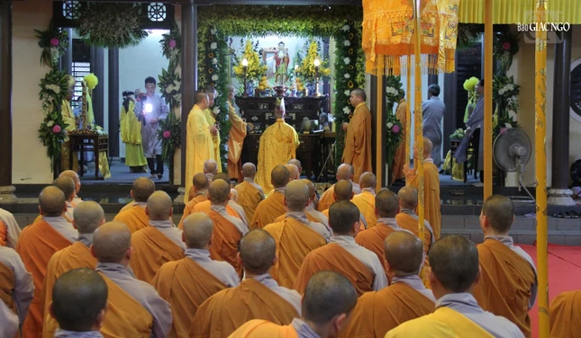 Nghi lễ cử hành theo truyền thống đối với bậc Ni trưởng Nghi lễ cử hành theo truyền thống đối với bậc Ni trưởng