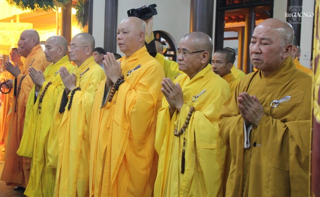 Theo truyền thống và tình linh sơn pháp lữ, nhiều vị đã hay tin tự đến hộ niệm Theo truyền thống và tình linh sơn pháp lữ, nhiều vị đã hay tin tự đến hộ niệm