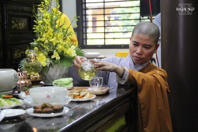 Các đệ tử Ni theo nếp thị giả bên Thầy trong nếp sống thiền môn thường nhật