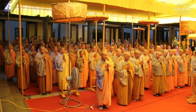 Chư Ni đến hộ niệm tại chùa Diệu Viên Chư Ni đến hộ niệm tại chùa Diệu Viên