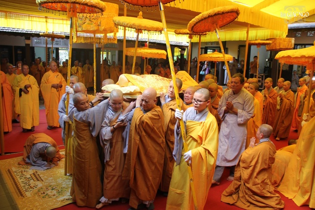 Các đệ tử Ni cung thỉnh thân tứ đại Ni trưởng tân viên tịch